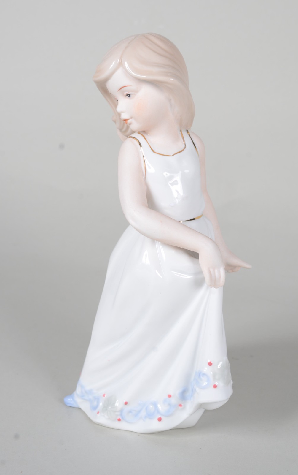 Escultura de porcelana policromada representando menina segurando... - foto 4 de 8
