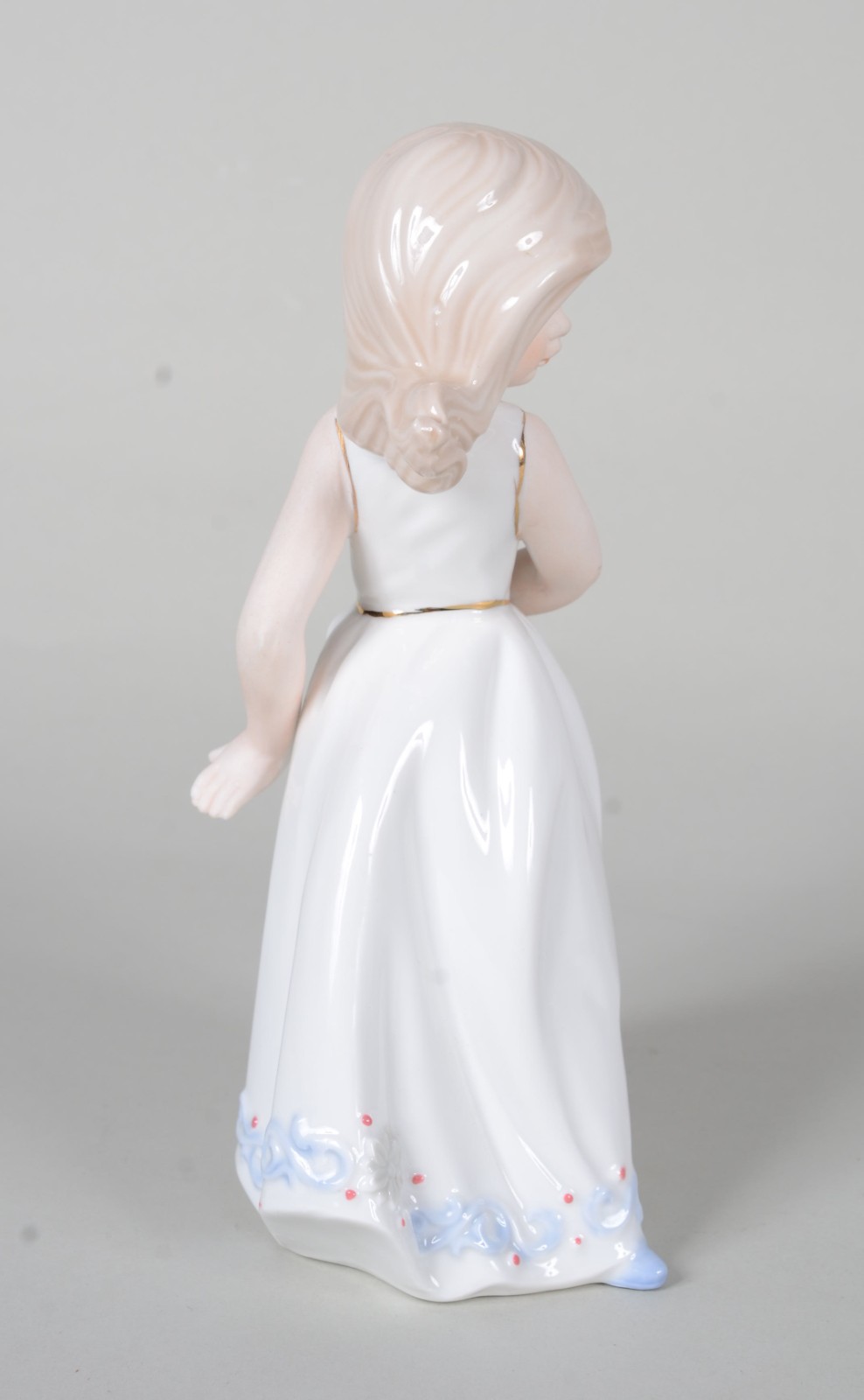 Escultura de porcelana policromada representando menina segurando... - foto 5 de 8