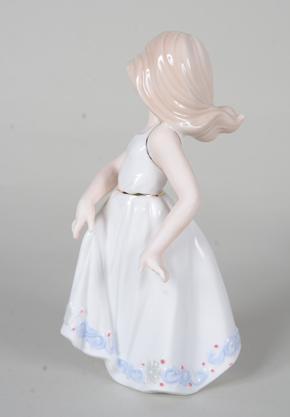 Escultura de porcelana policromada representando menina segurando... - foto 6 de 8