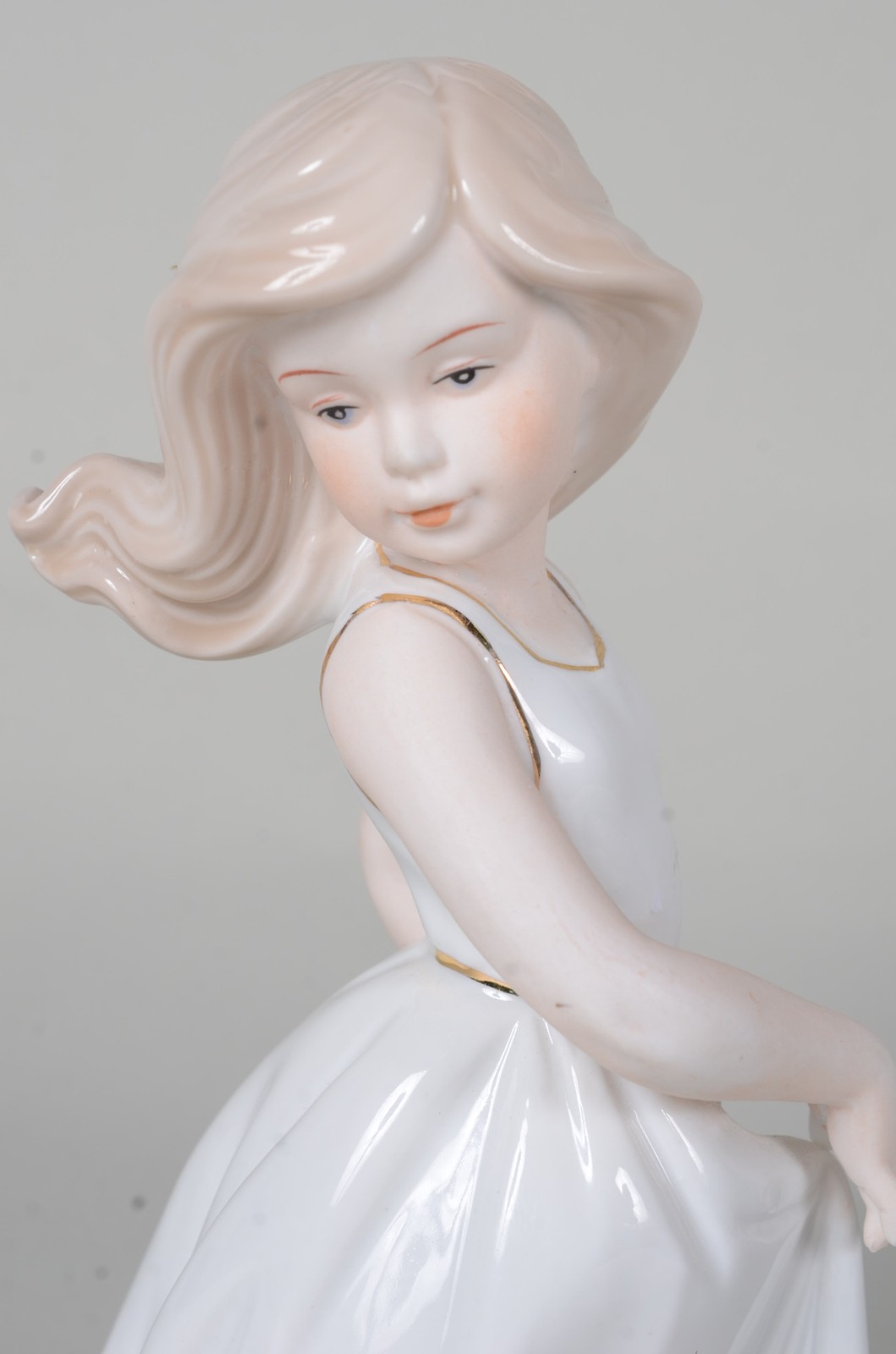 Escultura de porcelana policromada representando menina segurando... - foto 7 de 8