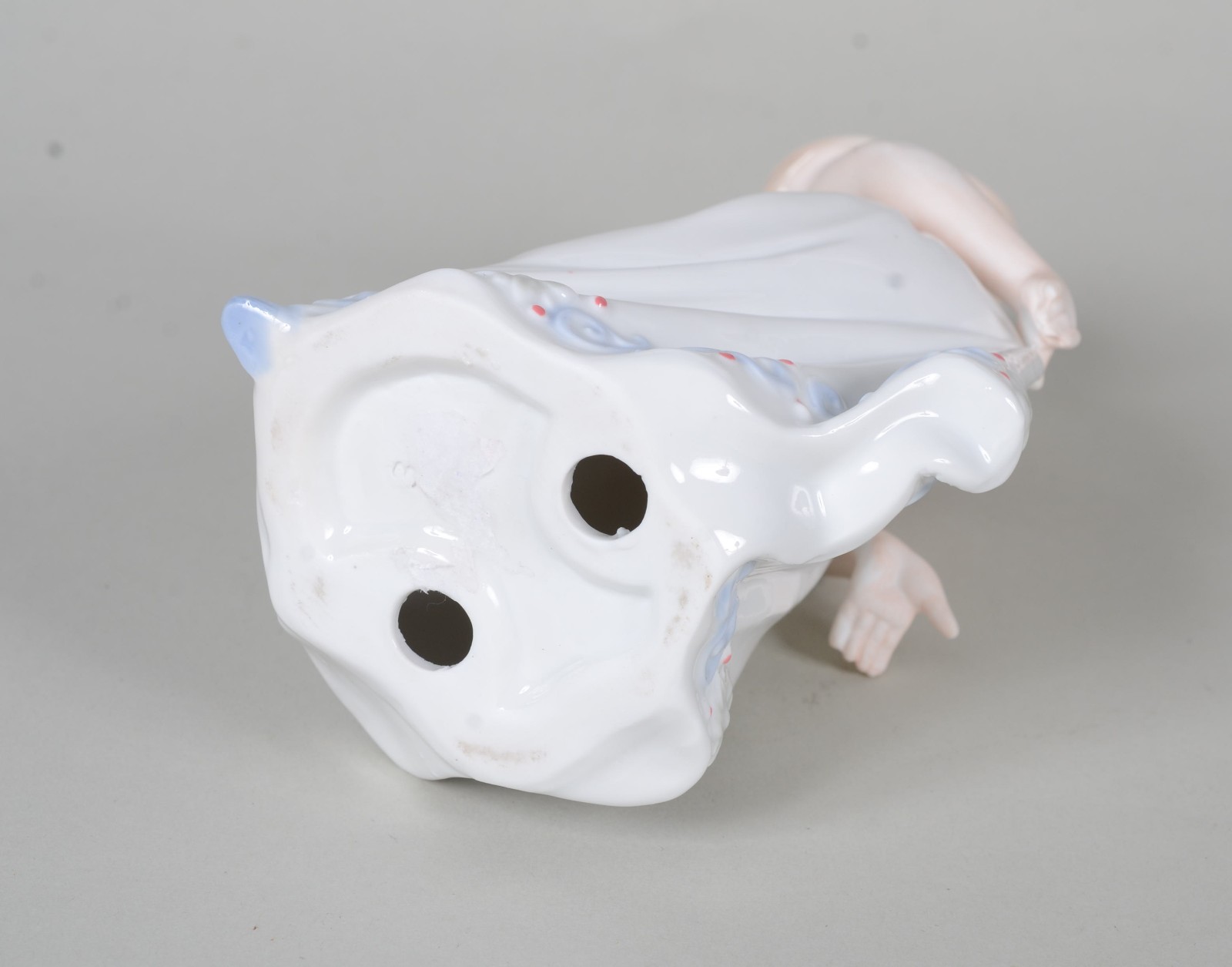 Escultura de porcelana policromada representando menina segurando... - foto 8 de 8