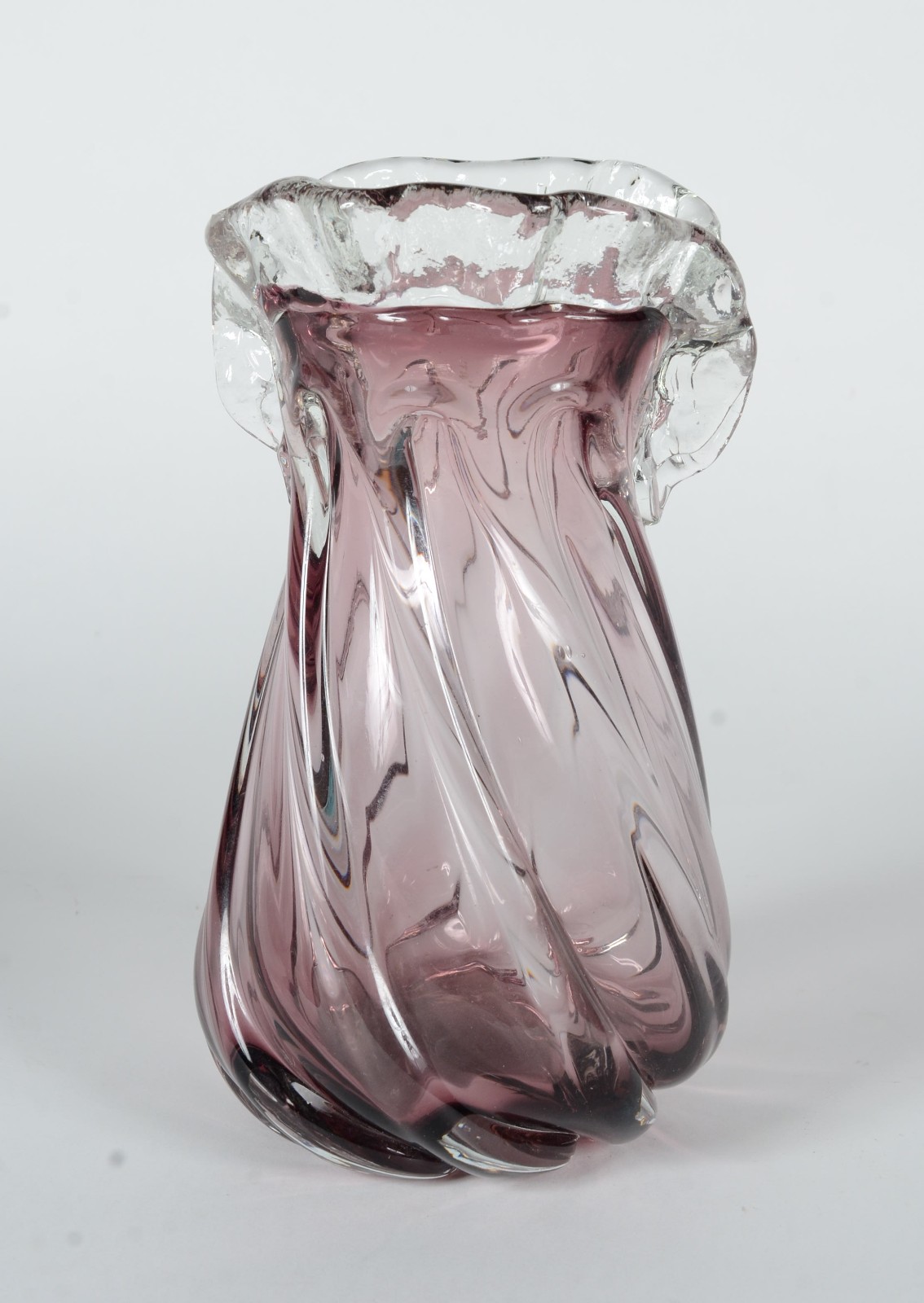 Vaso de vidro decorativo, trabalhado em gomos retorcido na cor lilás... - foto 1 de 7