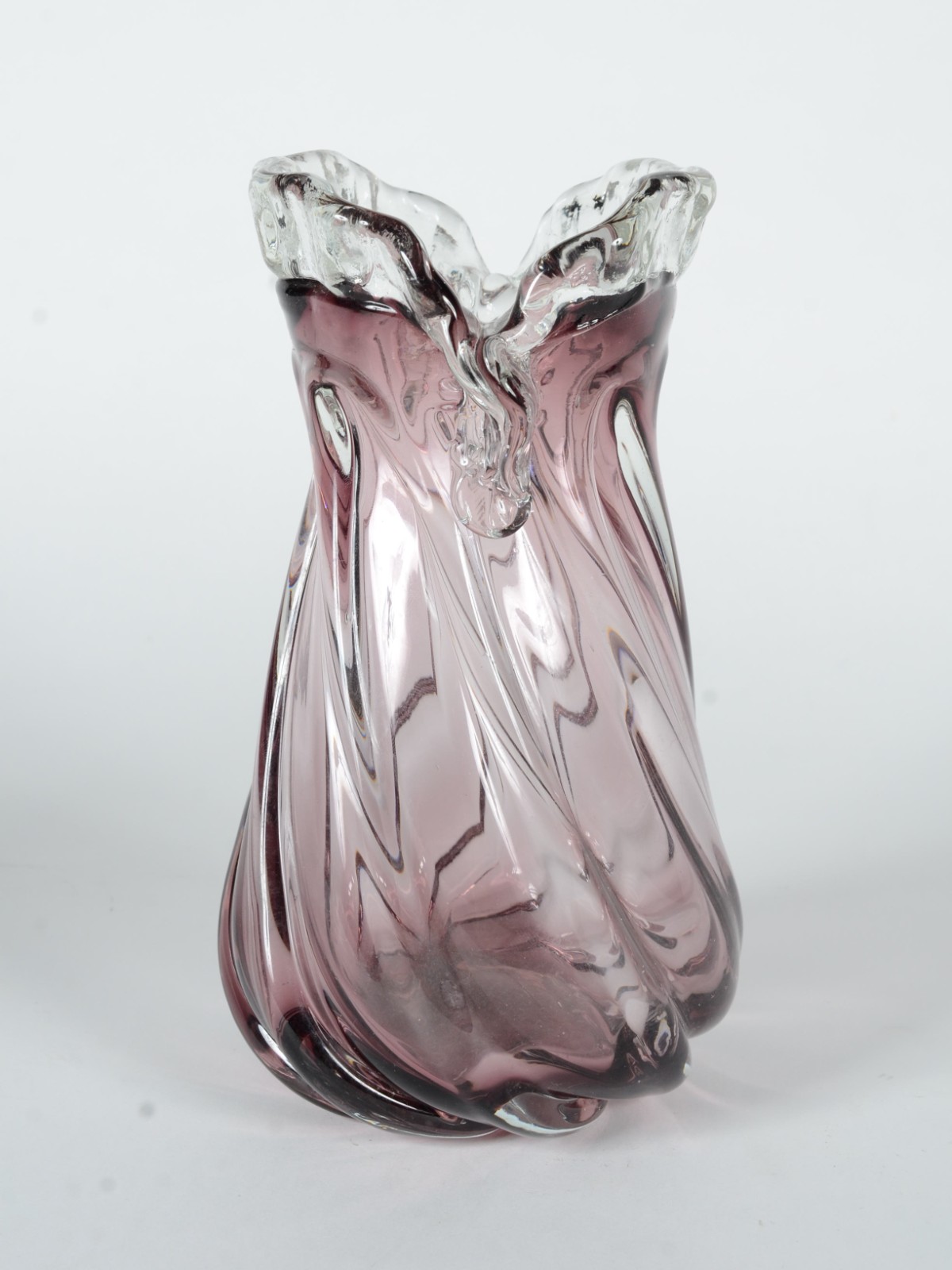 Vaso de vidro decorativo, trabalhado em gomos retorcido na cor lilás... - foto 2 de 7