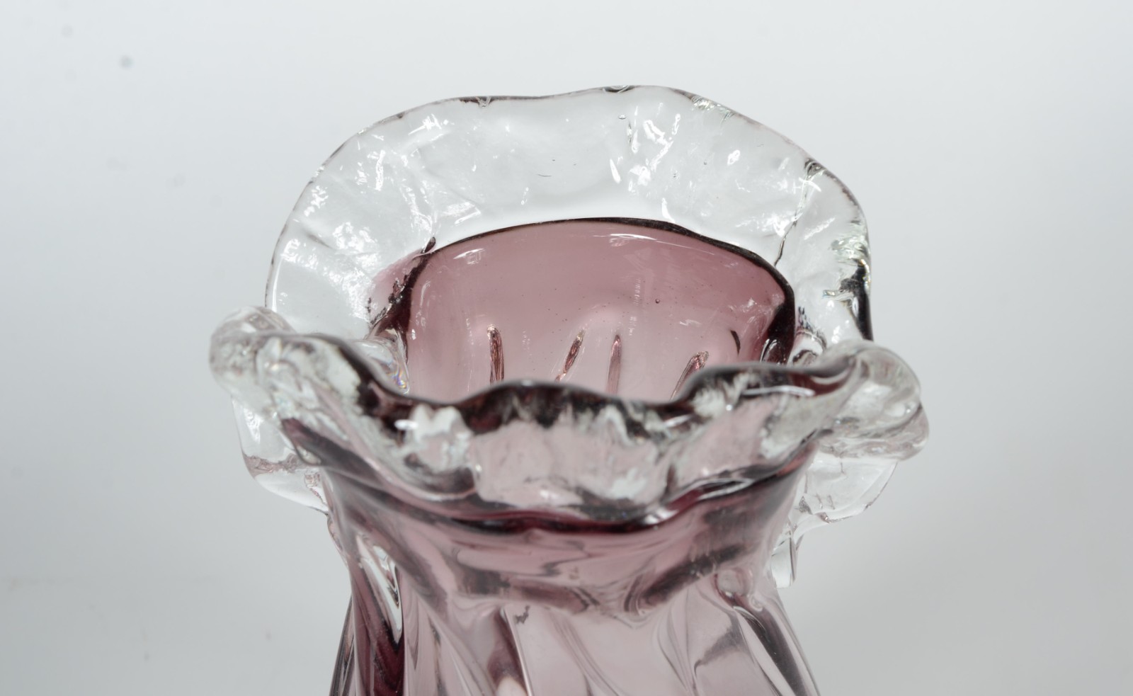Vaso de vidro decorativo, trabalhado em gomos retorcido na cor lilás... - foto 3 de 7