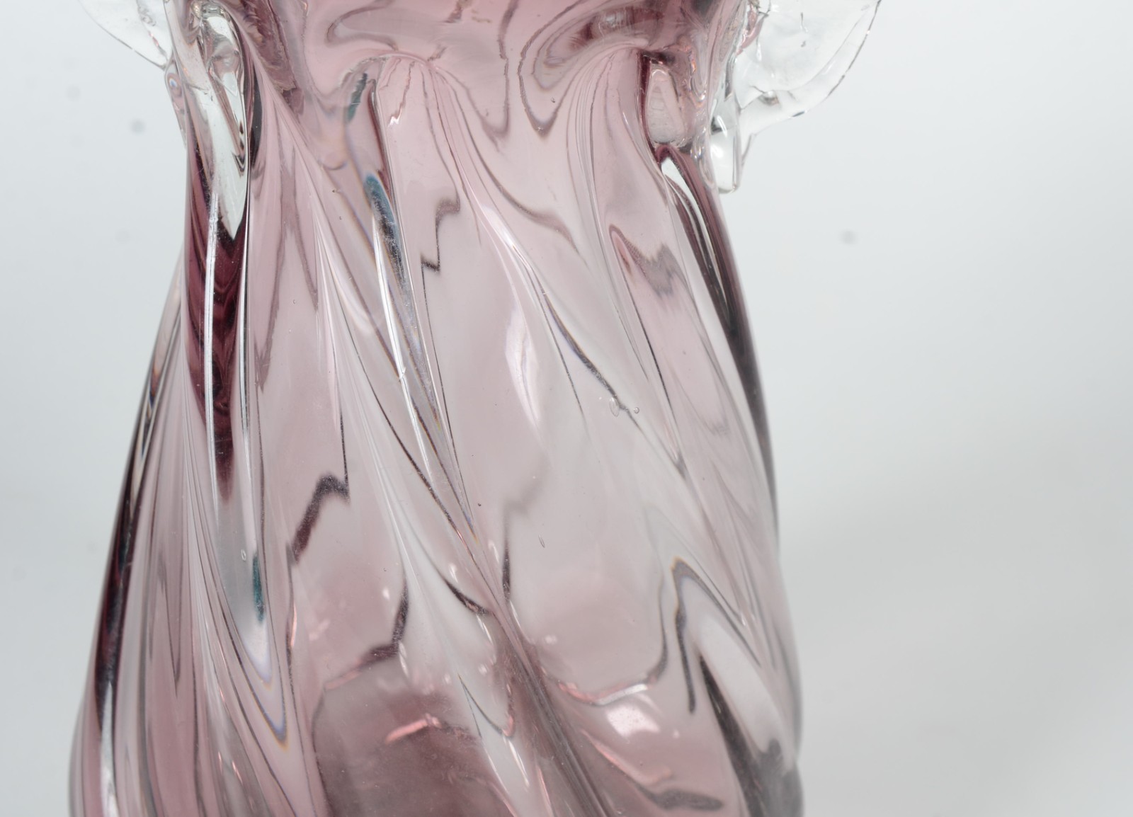 Vaso de vidro decorativo, trabalhado em gomos retorcido na cor lilás... - foto 4 de 7