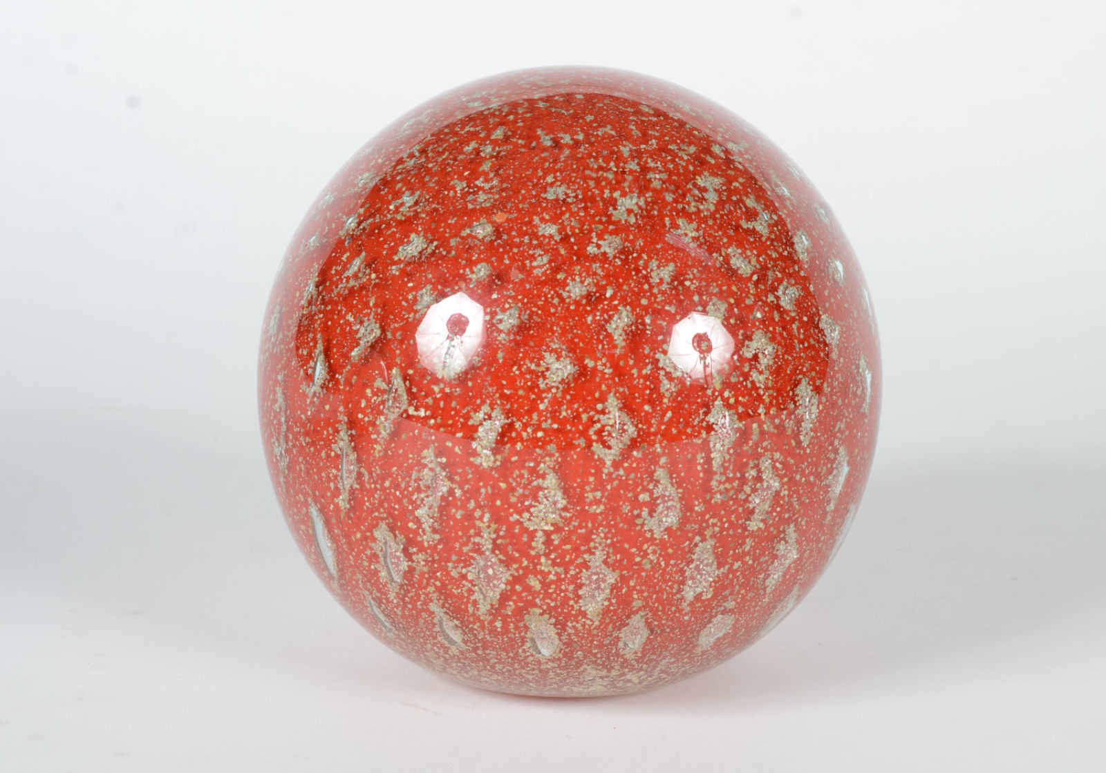Esfera de vidro decorativo de cor vermelha com pó de ouro. - foto 1 de 4
