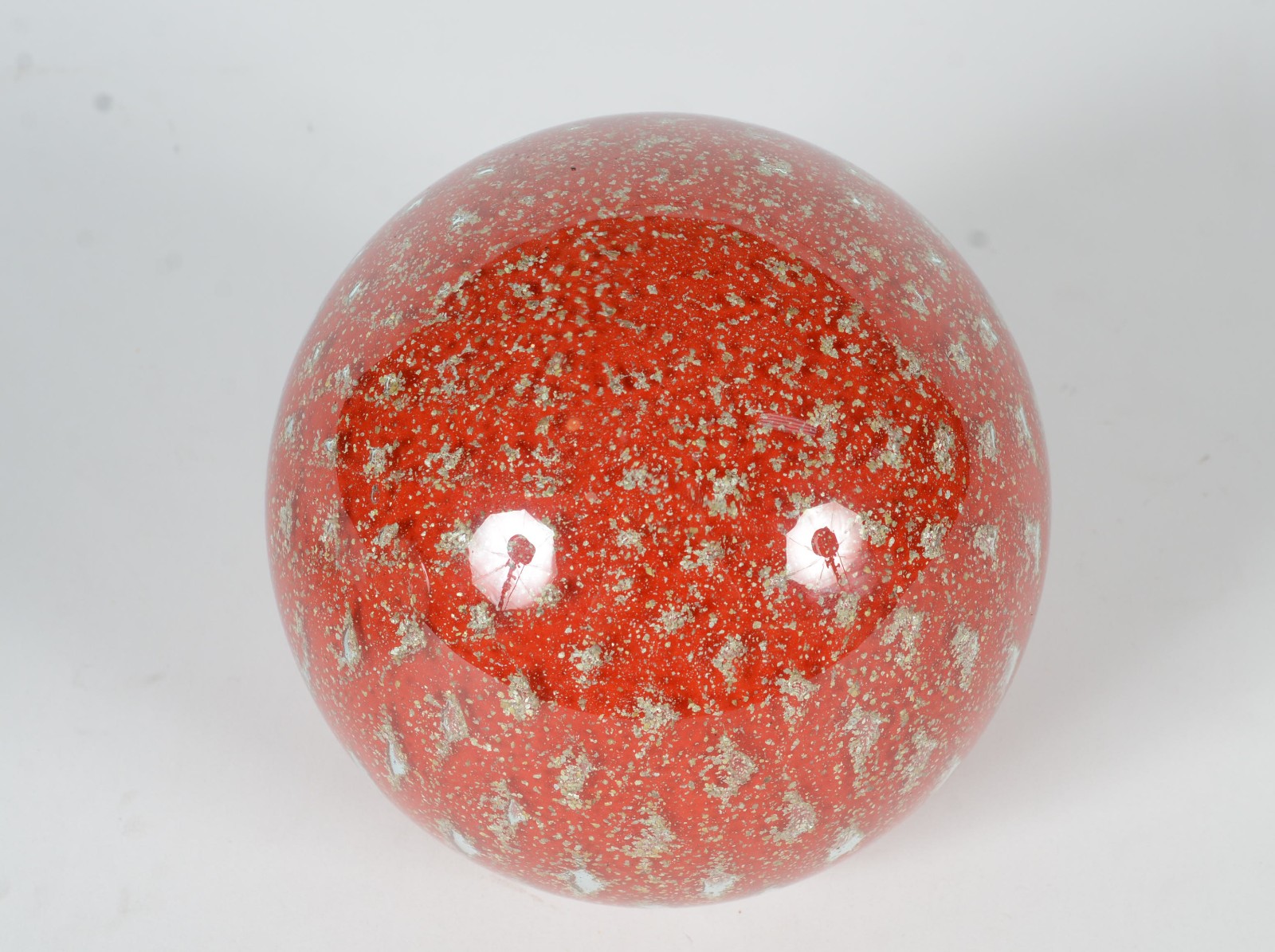 Esfera de vidro decorativo de cor vermelha com pó de ouro. - foto 2 de 4