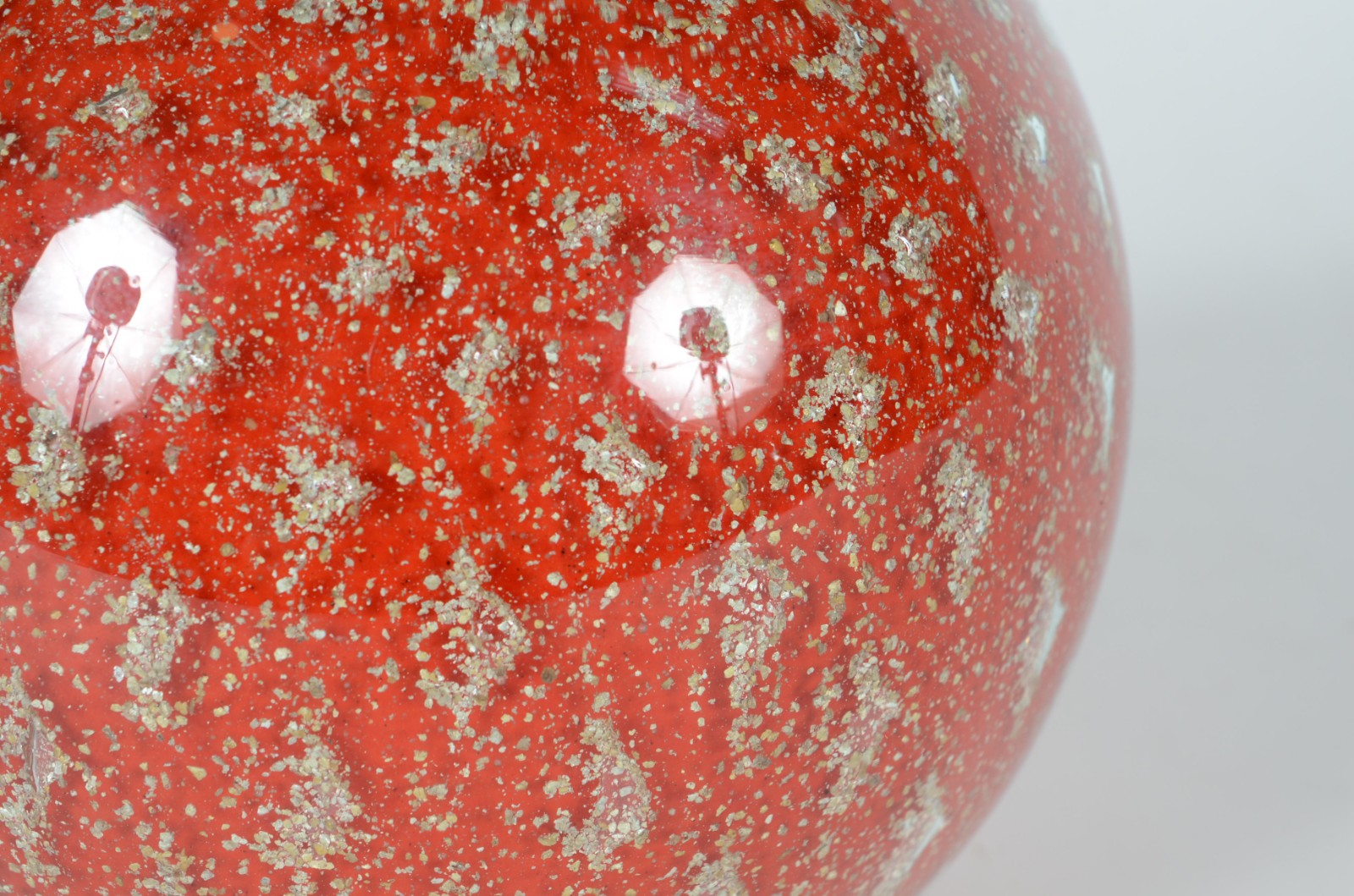 Esfera de vidro decorativo de cor vermelha com pó de ouro. - foto 3 de 4
