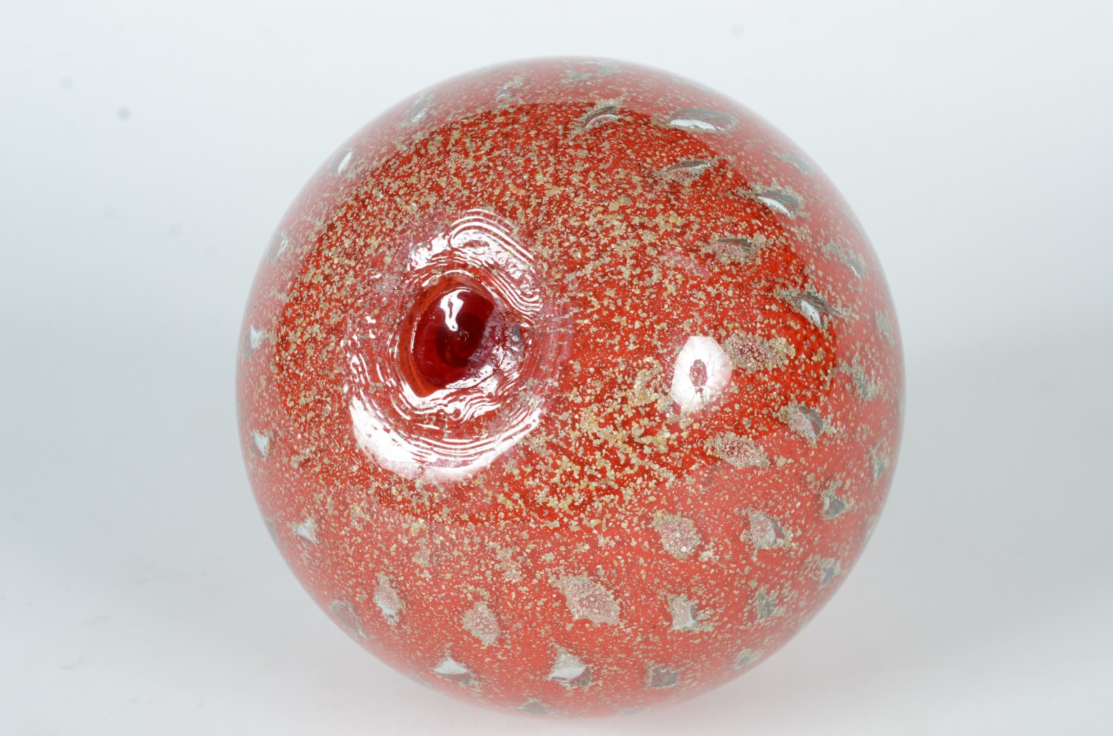 Esfera de vidro decorativo de cor vermelha com pó de ouro. - foto 4 de 4
