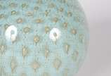 Peso de papel de vidro decorativo na cor azul c... - Peso de papel de vidro decorativo na cor azul com pó de ouro.