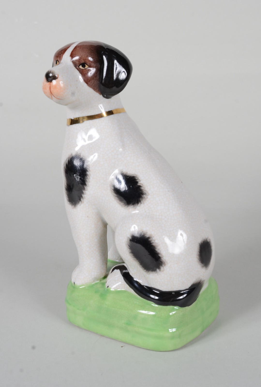 Escultura de porcelana policromada representando cachorro. - foto 2 de 6