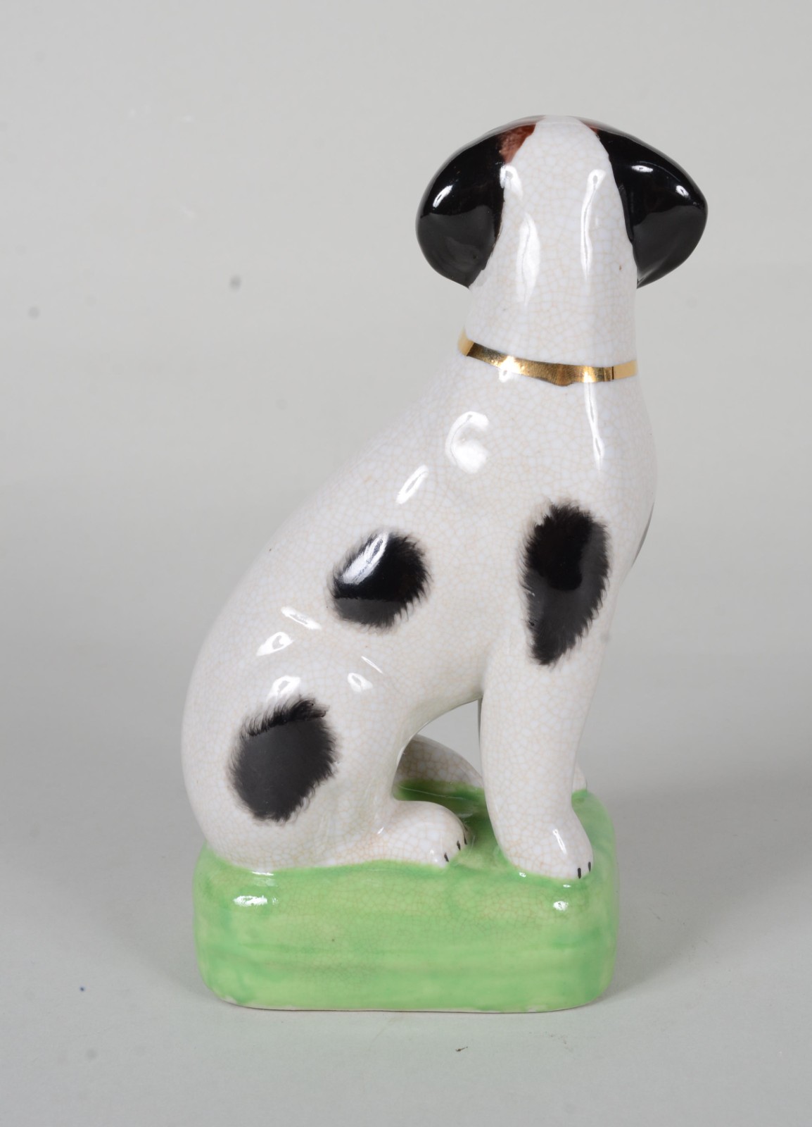 Escultura de porcelana policromada representando cachorro. - foto 3 de 6