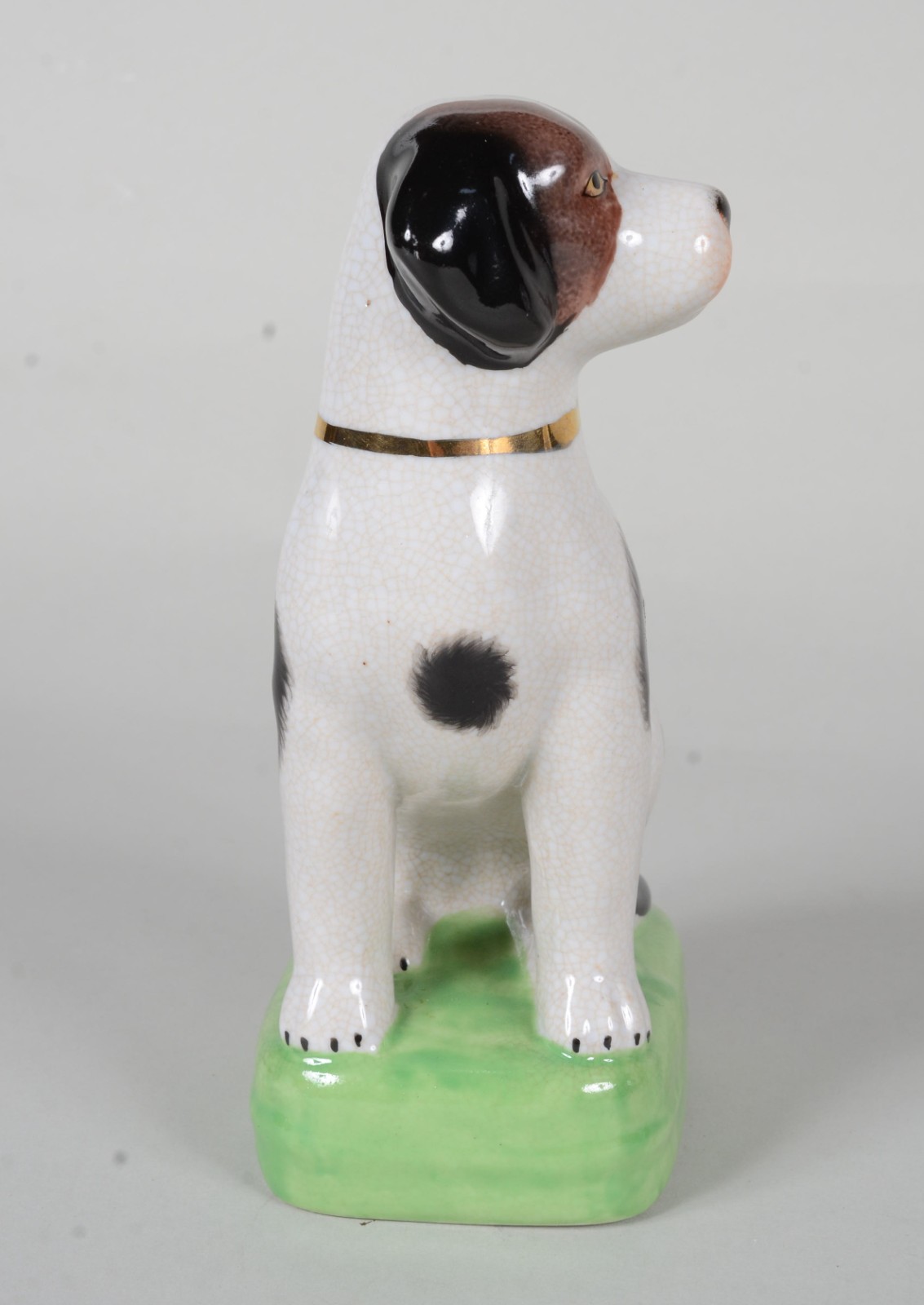 Escultura de porcelana policromada representando cachorro. - foto 4 de 6