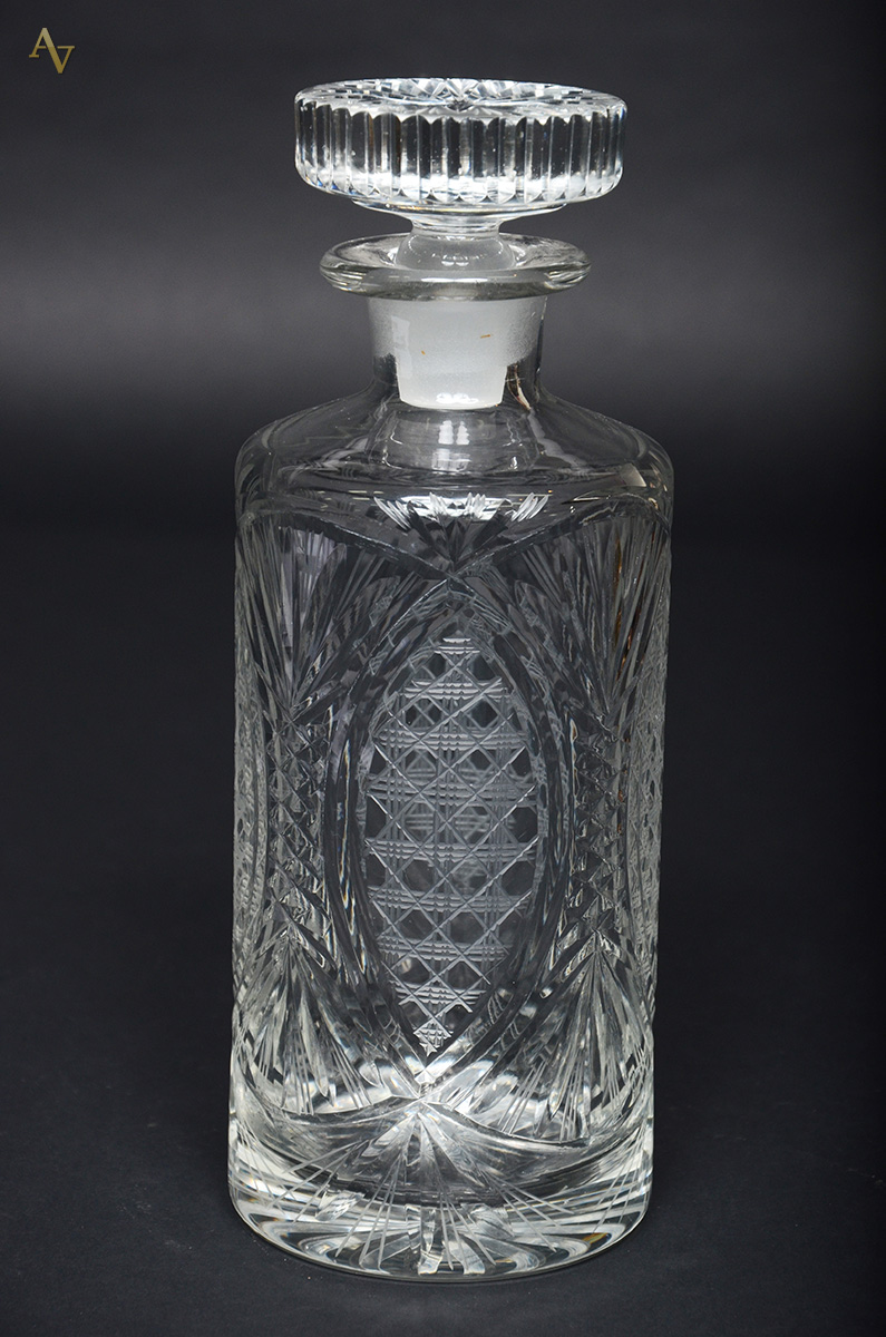 Garrafa cilíndrica de cristal europeu. Altura 26 cm.