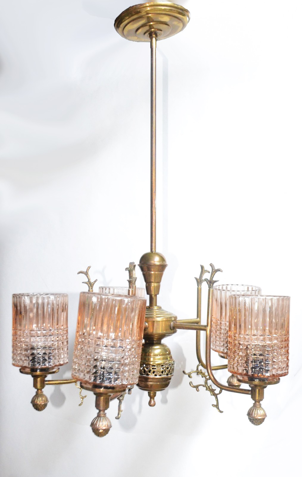 Lustre de metal dourado para 5 luzes, cúpulas de vidro. - foto 2 de 8