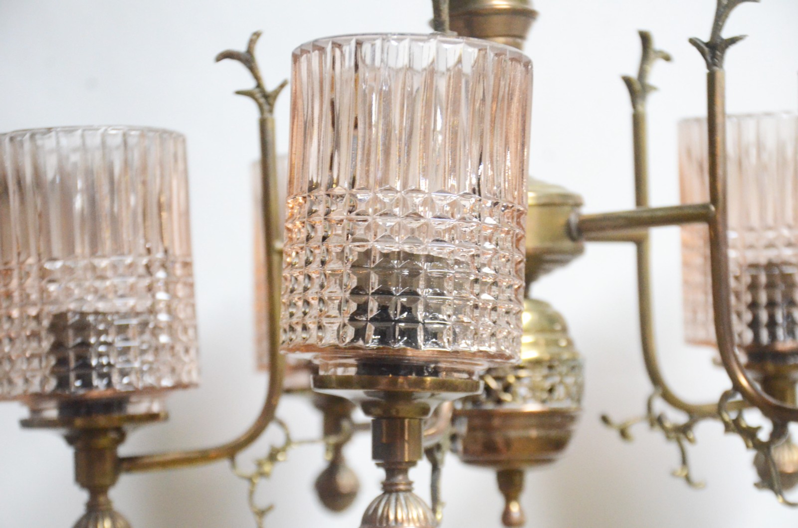Lustre de metal dourado para 5 luzes, cúpulas de vidro. - foto 3 de 8