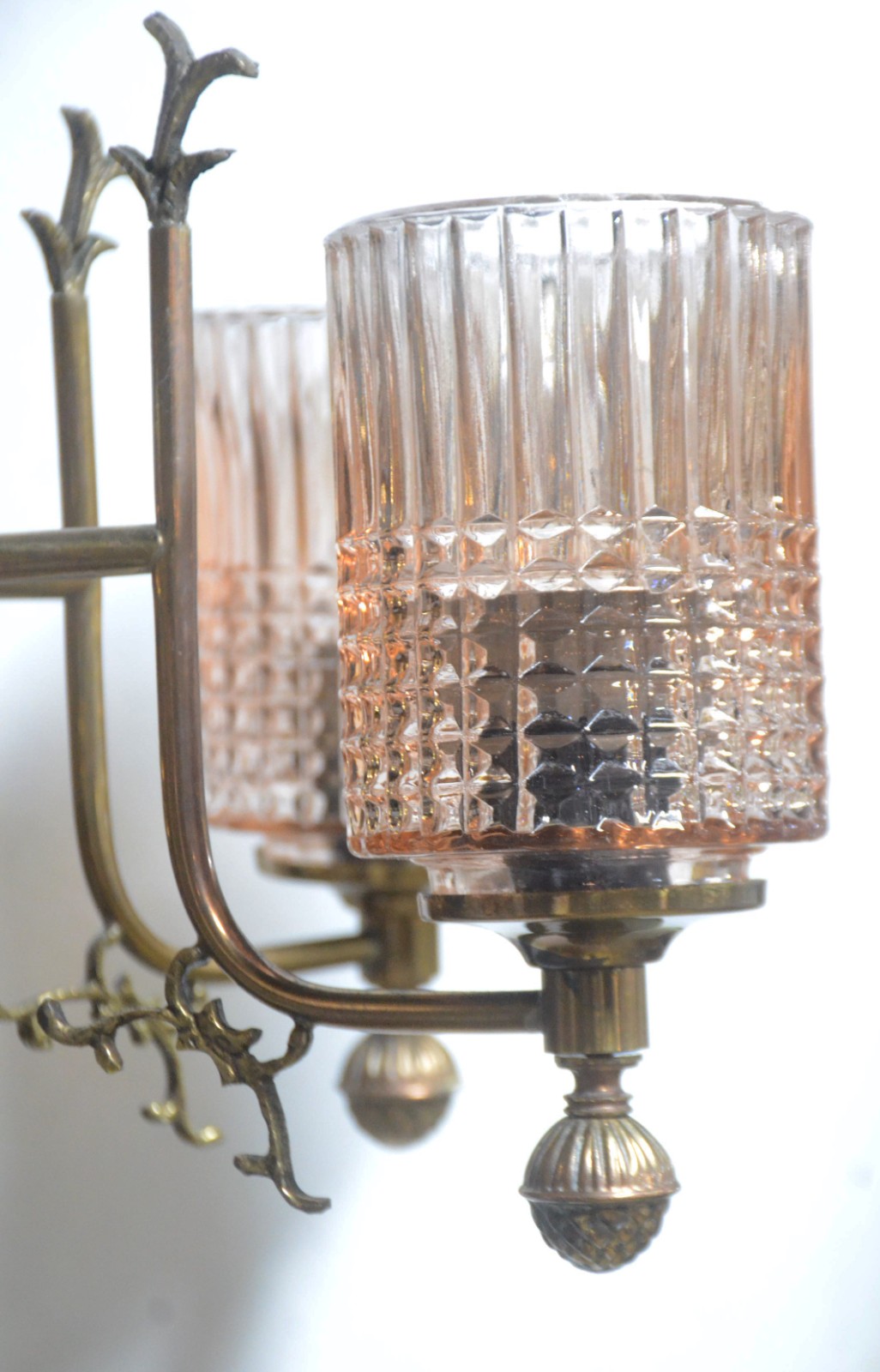Lustre de metal dourado para 5 luzes, cúpulas de vidro. - foto 4 de 8