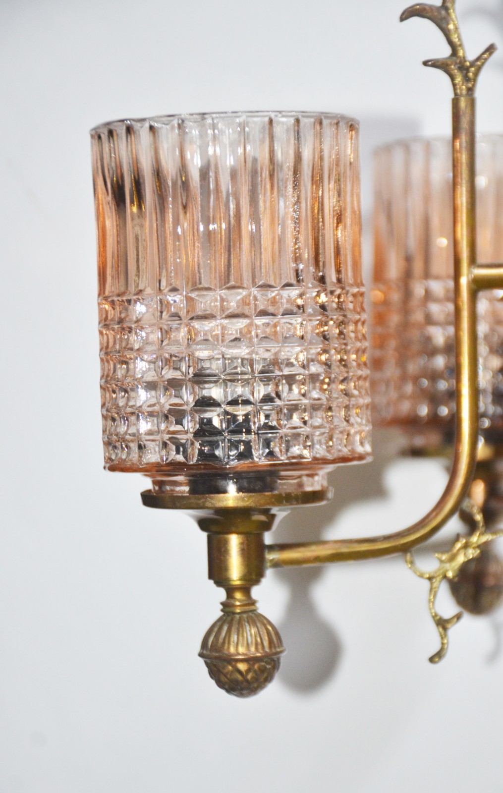 Lustre de metal dourado para 5 luzes, cúpulas de vidro. - foto 5 de 8