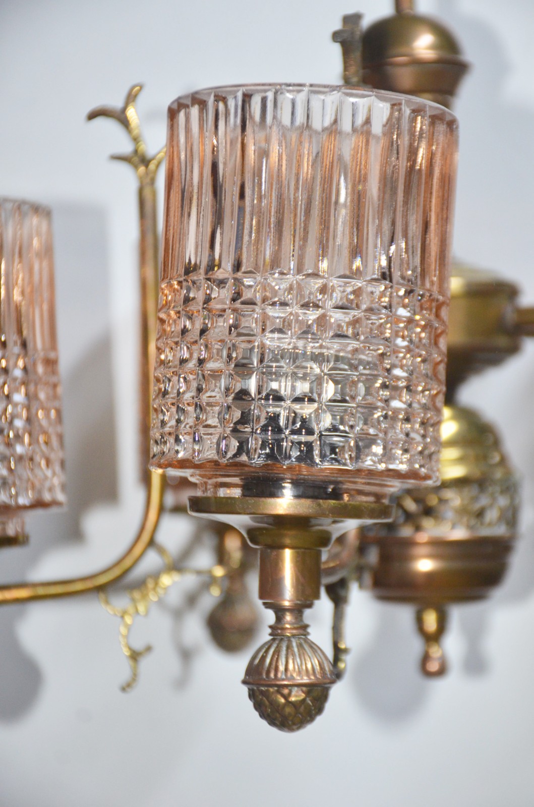 Lustre de metal dourado para 5 luzes, cúpulas de vidro. - foto 6 de 8