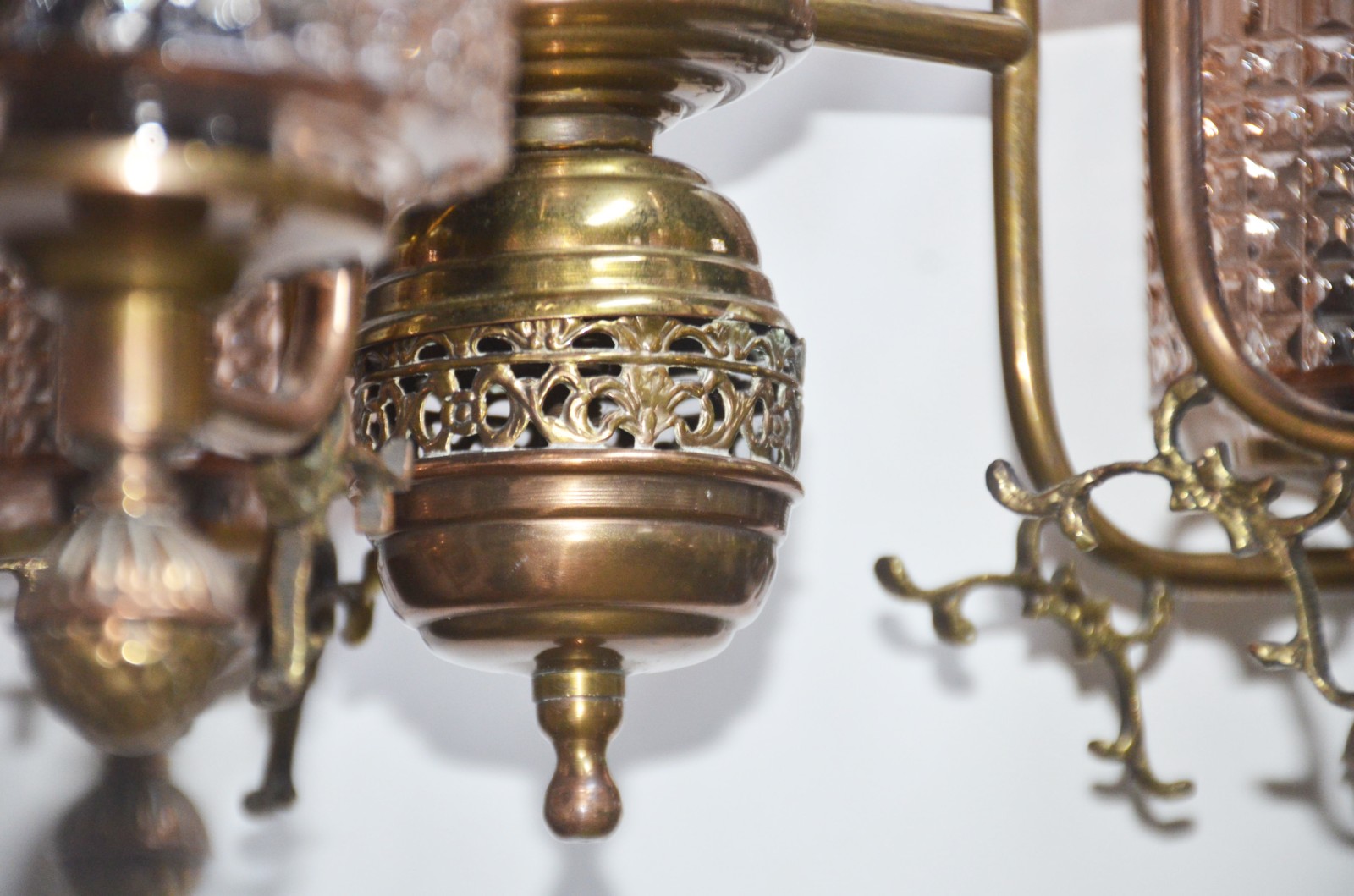 Lustre de metal dourado para 5 luzes, cúpulas de vidro. - foto 7 de 8