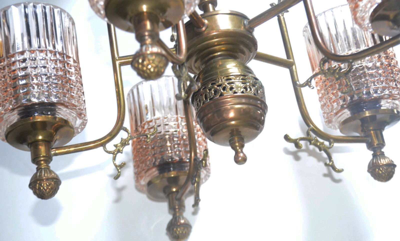Lustre de metal dourado para 5 luzes, cúpulas de vidro. - foto 8 de 8