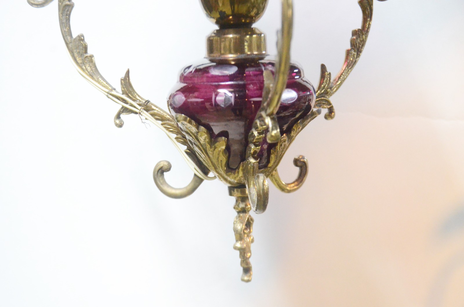 Lanterna de metal dourado com cúpula de vidro na cor vinho lapidada... - foto 4 de 7