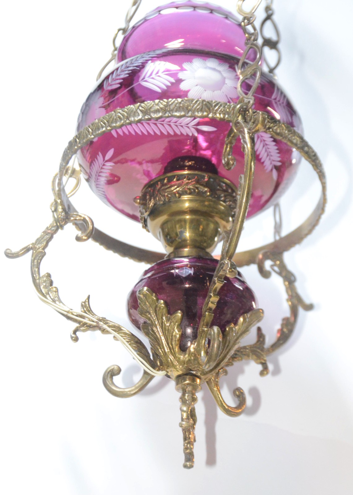 Lanterna de metal dourado com cúpula de vidro na cor vinho lapidada... - foto 6 de 7