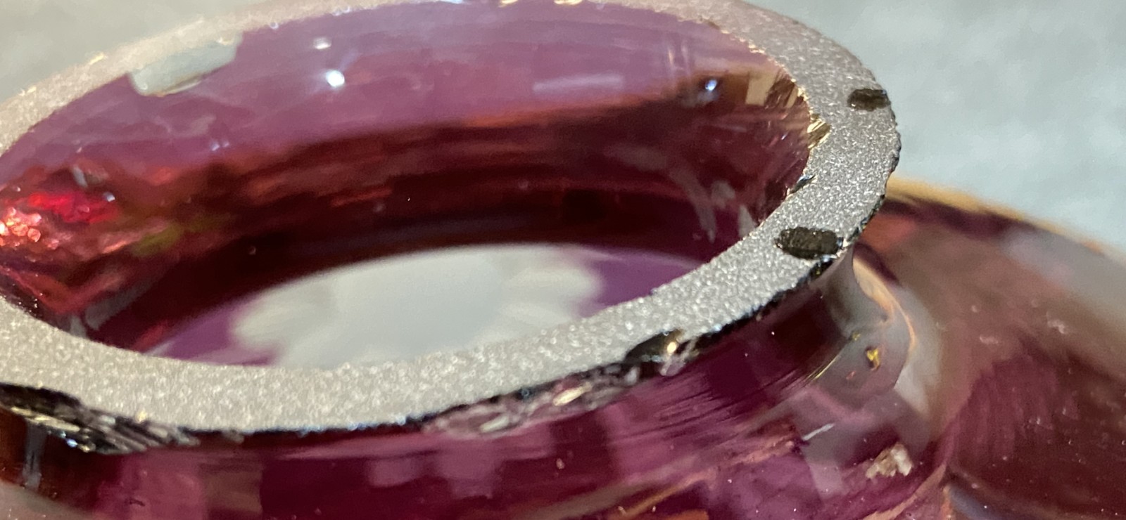 Lanterna de metal dourado com cúpula de vidro na cor vinho lapidada... - foto 7 de 7