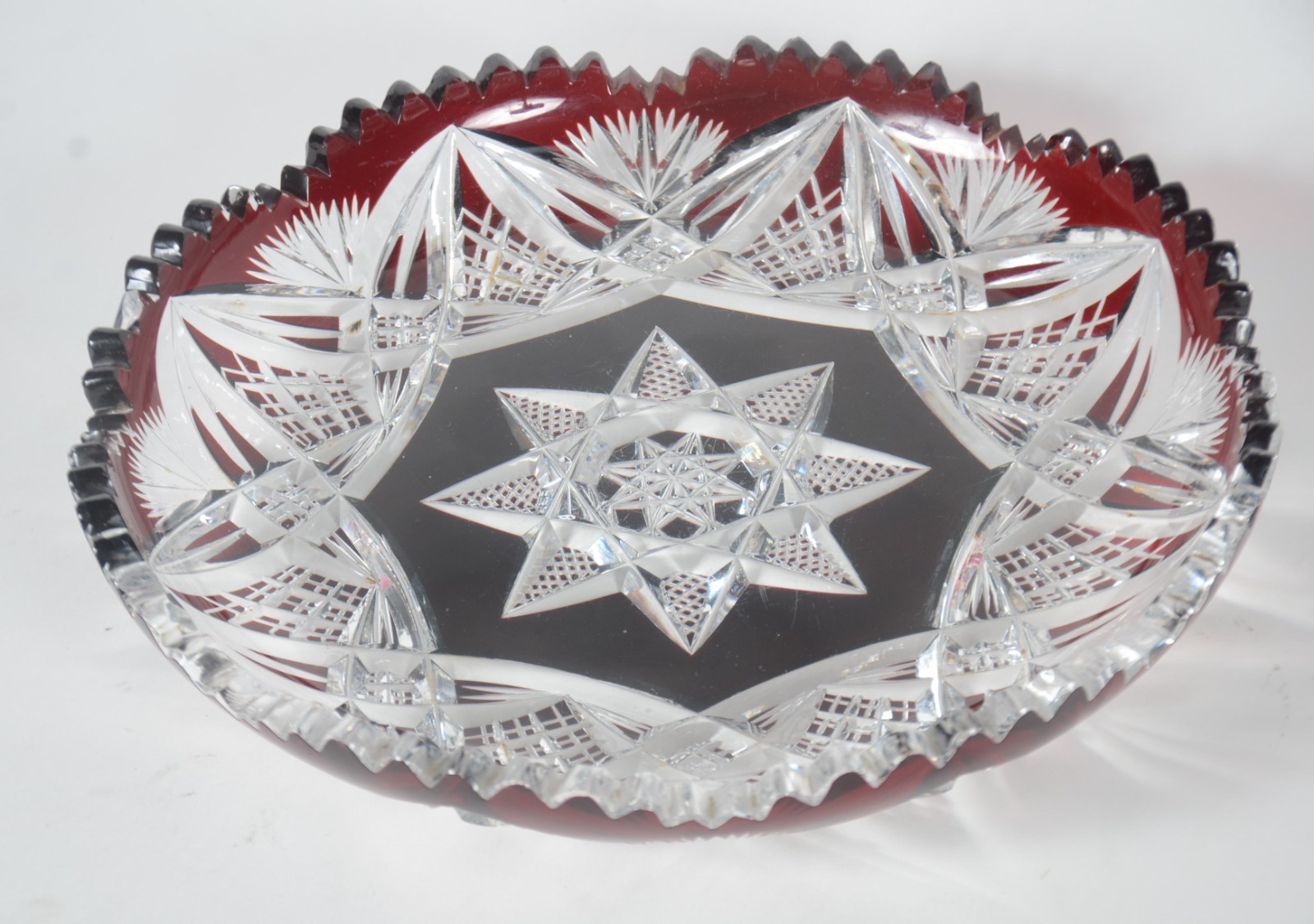Centro de mesa de cristal lapidado doublé rubi, borda dentada... - foto 1 de 11