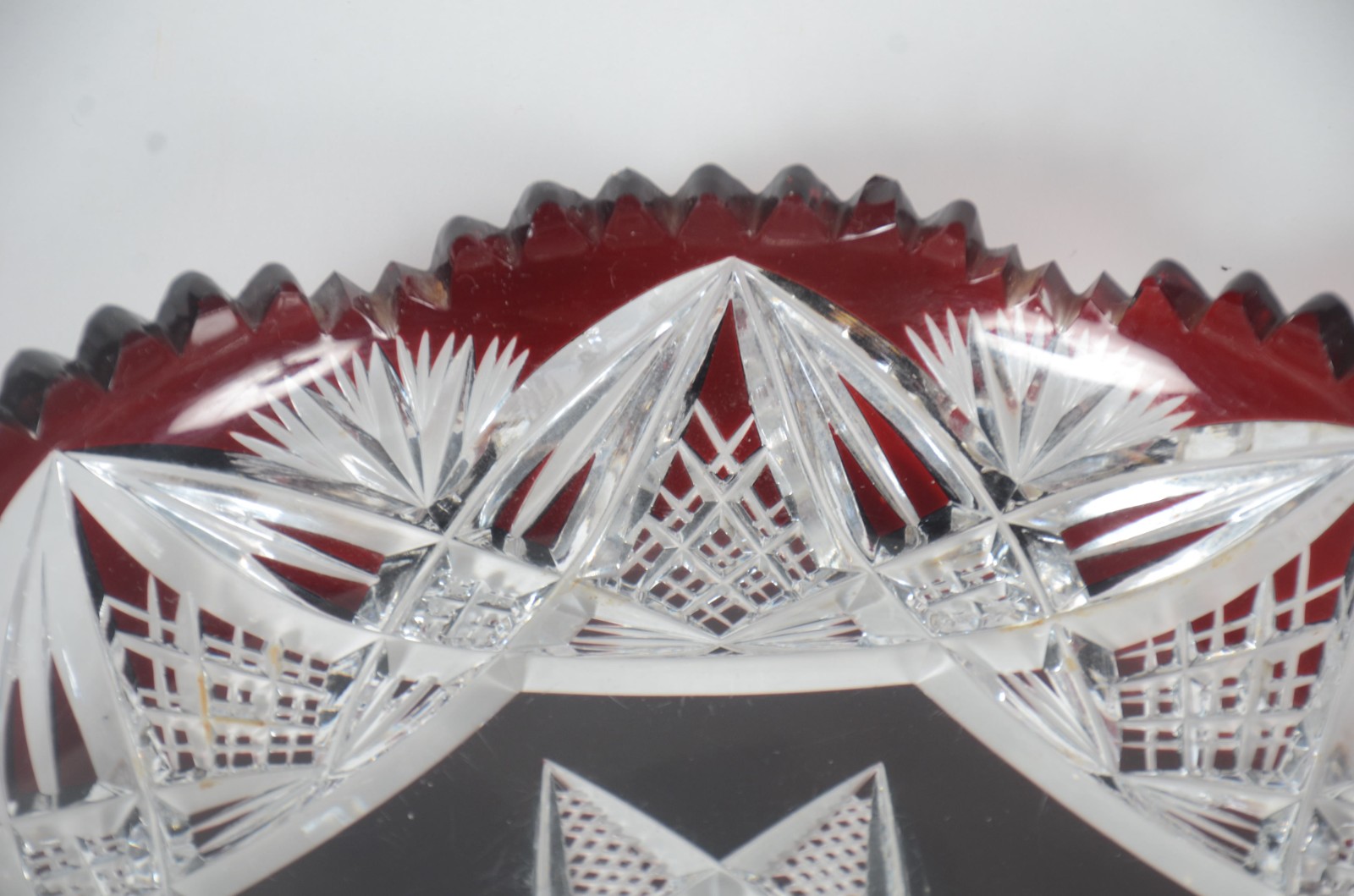 Centro de mesa de cristal lapidado doublé rubi, borda dentada... - foto 3 de 11