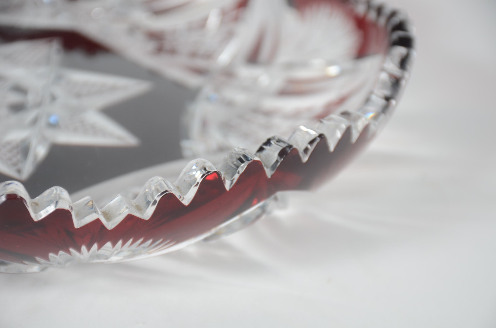 Centro de mesa de cristal lapidado doublé rubi, borda dentada... - foto 4 de 11
