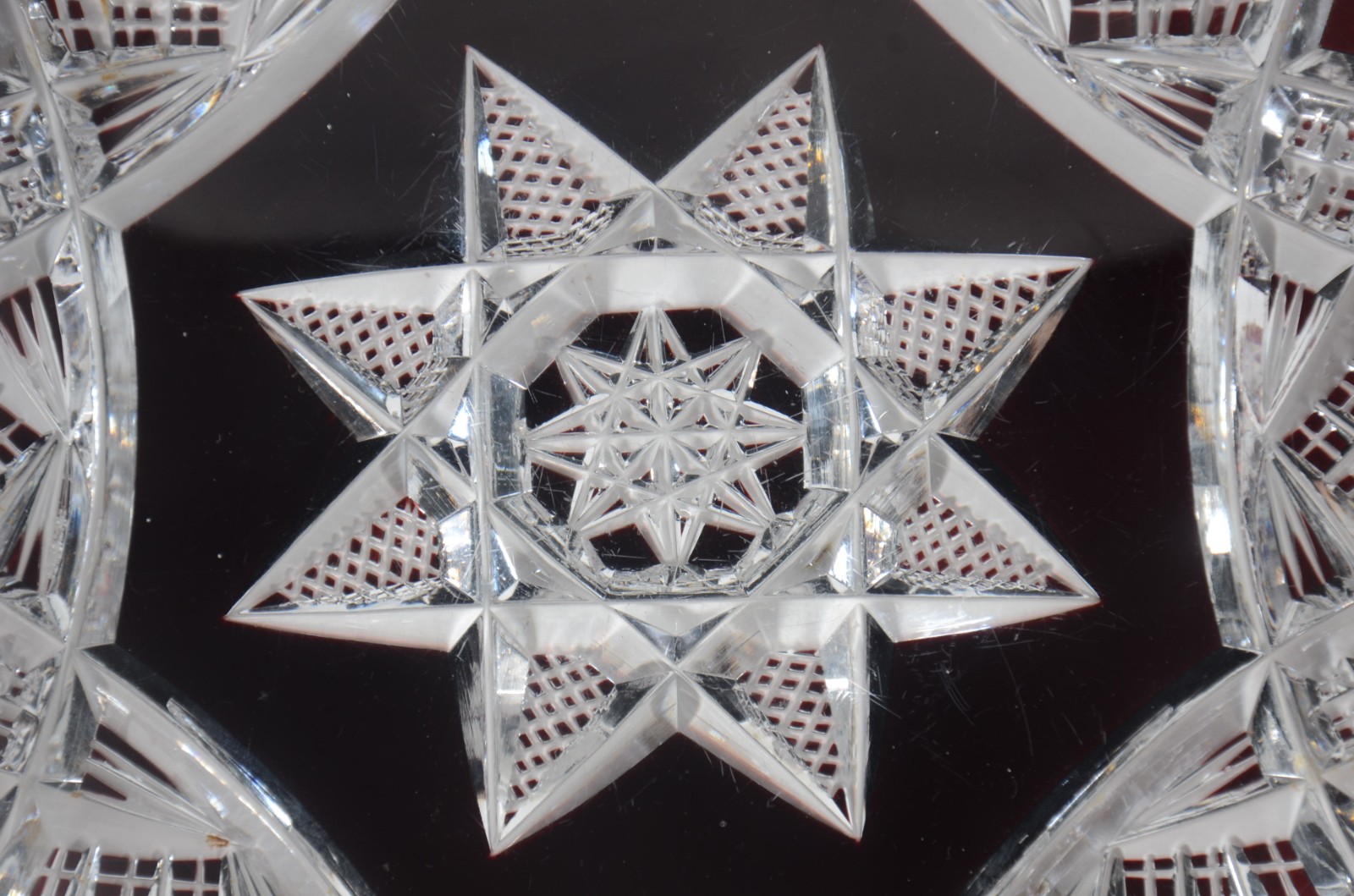 Centro de mesa de cristal lapidado doublé rubi, borda dentada... - foto 5 de 11