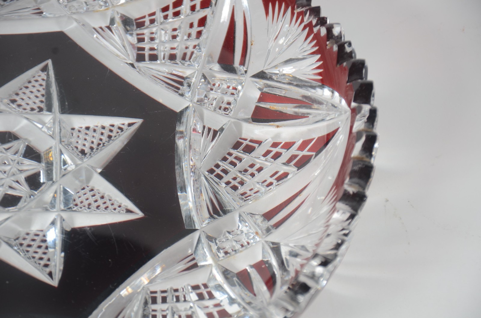 Centro de mesa de cristal lapidado doublé rubi, borda dentada... - foto 6 de 11