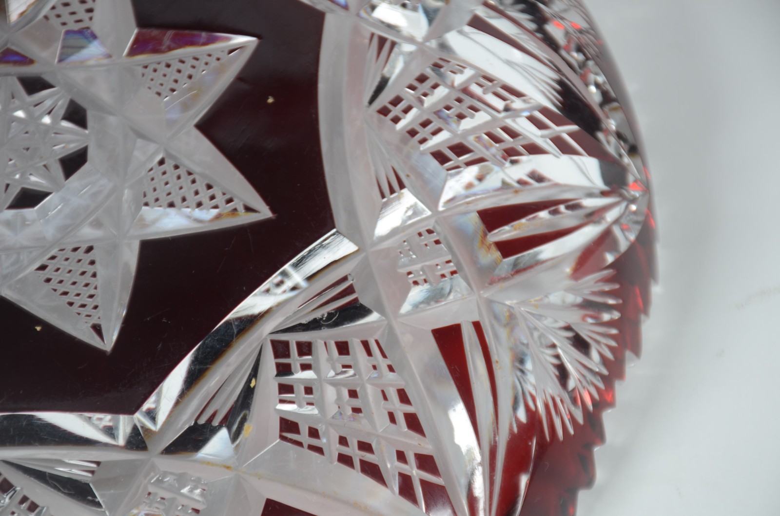 Centro de mesa de cristal lapidado doublé rubi, borda dentada... - foto 10 de 11