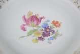 Centro de mesa de porcelana da Bavaria branca, ... - Centro de mesa de porcelana da Bavaria branca, borda com guirlandas douradas sobre friso fumé e centro com flores em policromia.