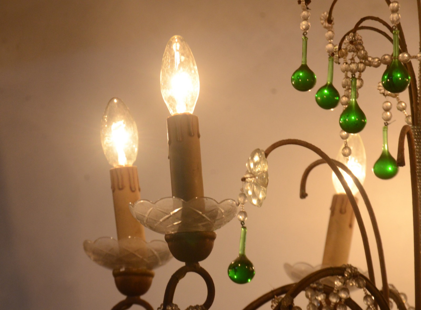 Lustre de metal e vidro para 6 luzes com pingentes na cor verde... - foto 7 de 10