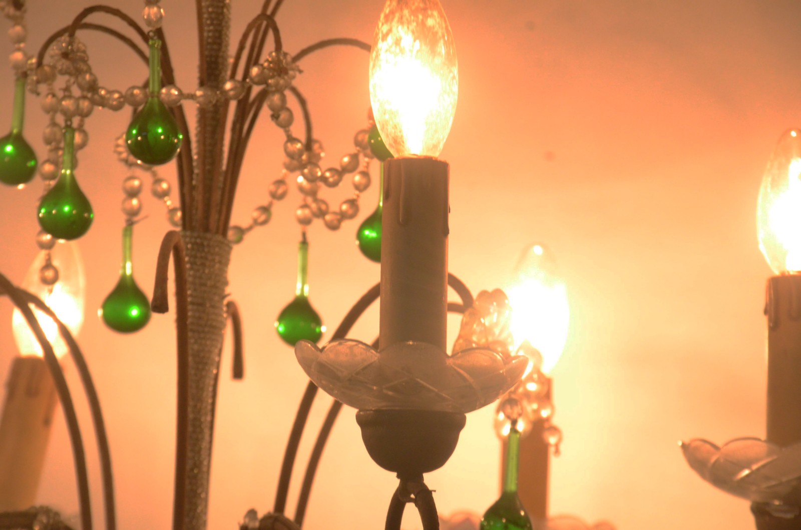 Lustre de metal e vidro para 6 luzes com pingentes na cor verde... - foto 8 de 10
