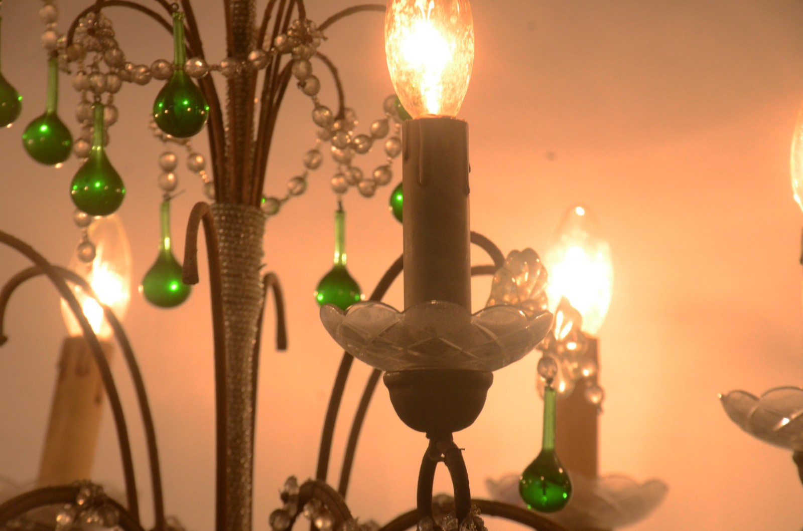 Lustre de metal e vidro para 6 luzes com pingentes na cor verde... - foto 9 de 10