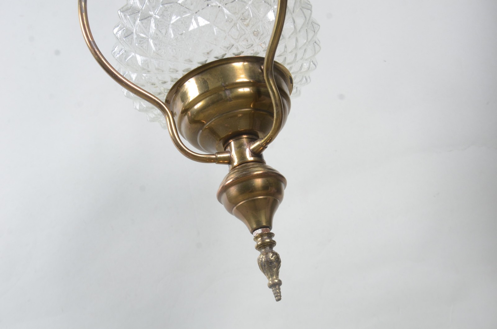 Lanterna de teto de metal dourado, cúpula de vidro lapidado. - foto 5 de 7