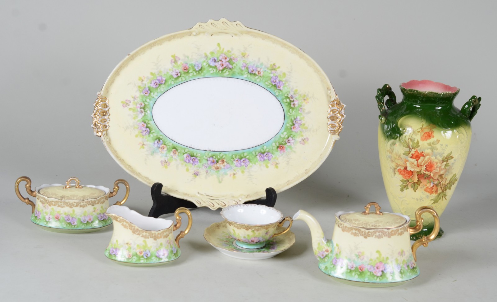 Duas peças diversas, sendo: Serviço para chá e café de porcelana B&D... - foto 1 de 11