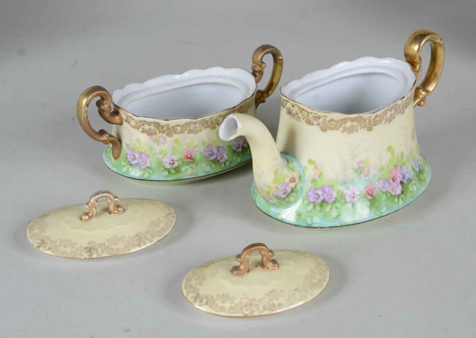 Duas peças diversas, sendo: Serviço para chá e café de porcelana B&D... - foto 4 de 11