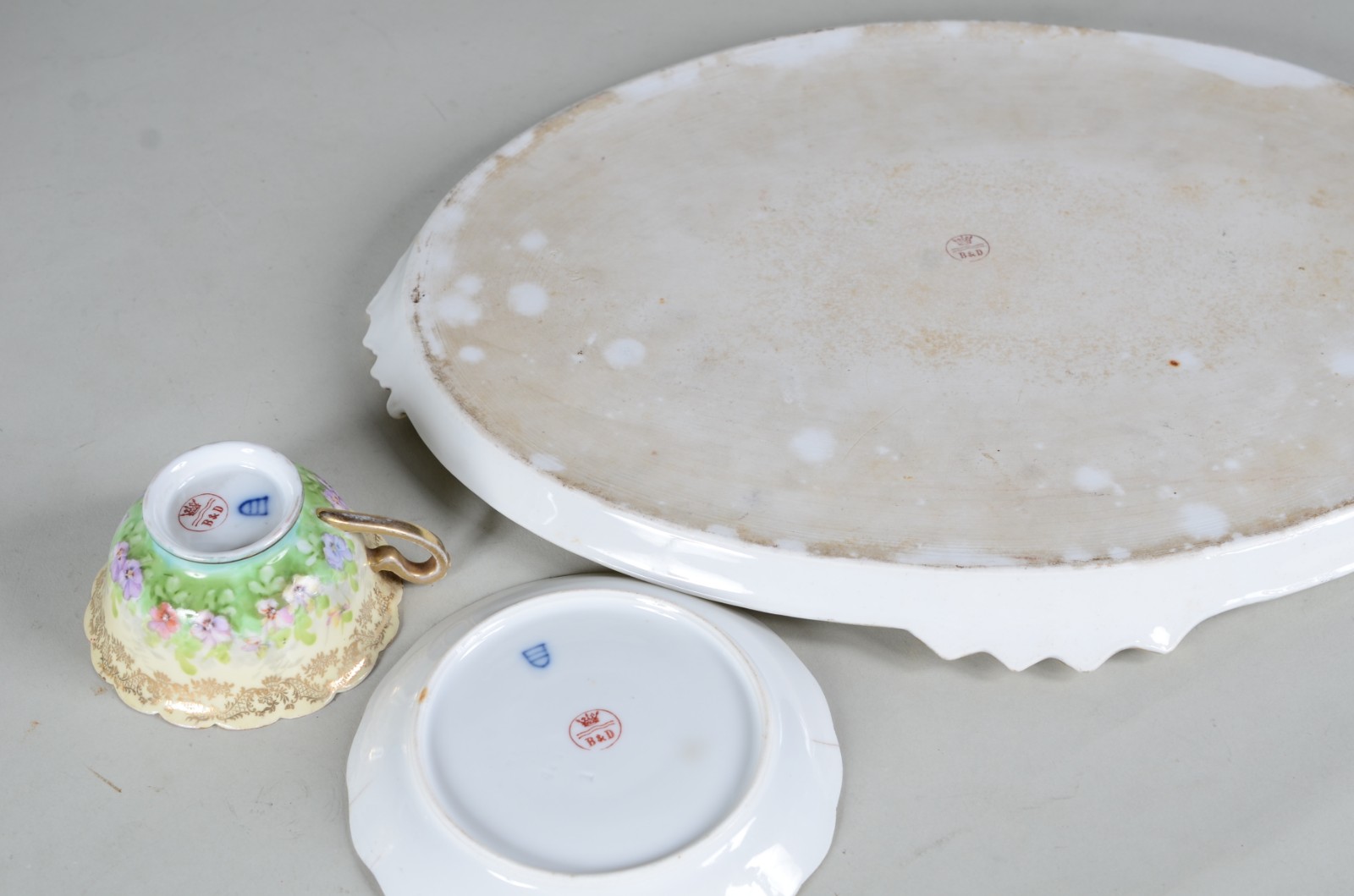 Duas peças diversas, sendo: Serviço para chá e café de porcelana B&D... - foto 6 de 11