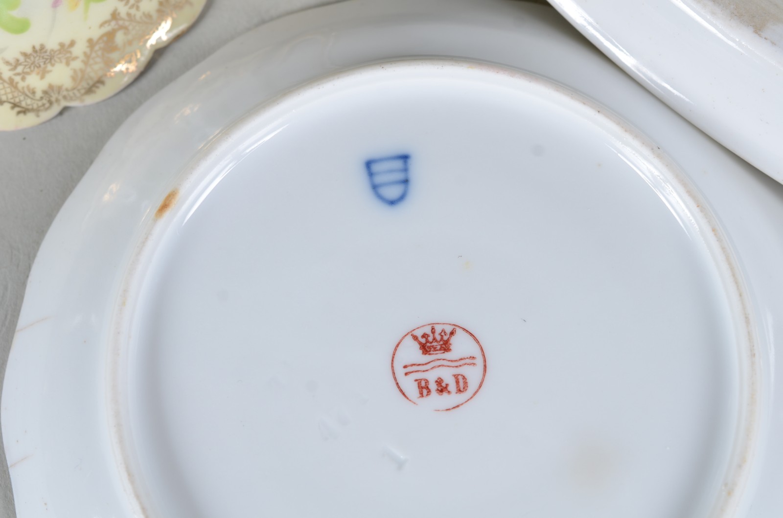 Duas peças diversas, sendo: Serviço para chá e café de porcelana B&D... - foto 7 de 11