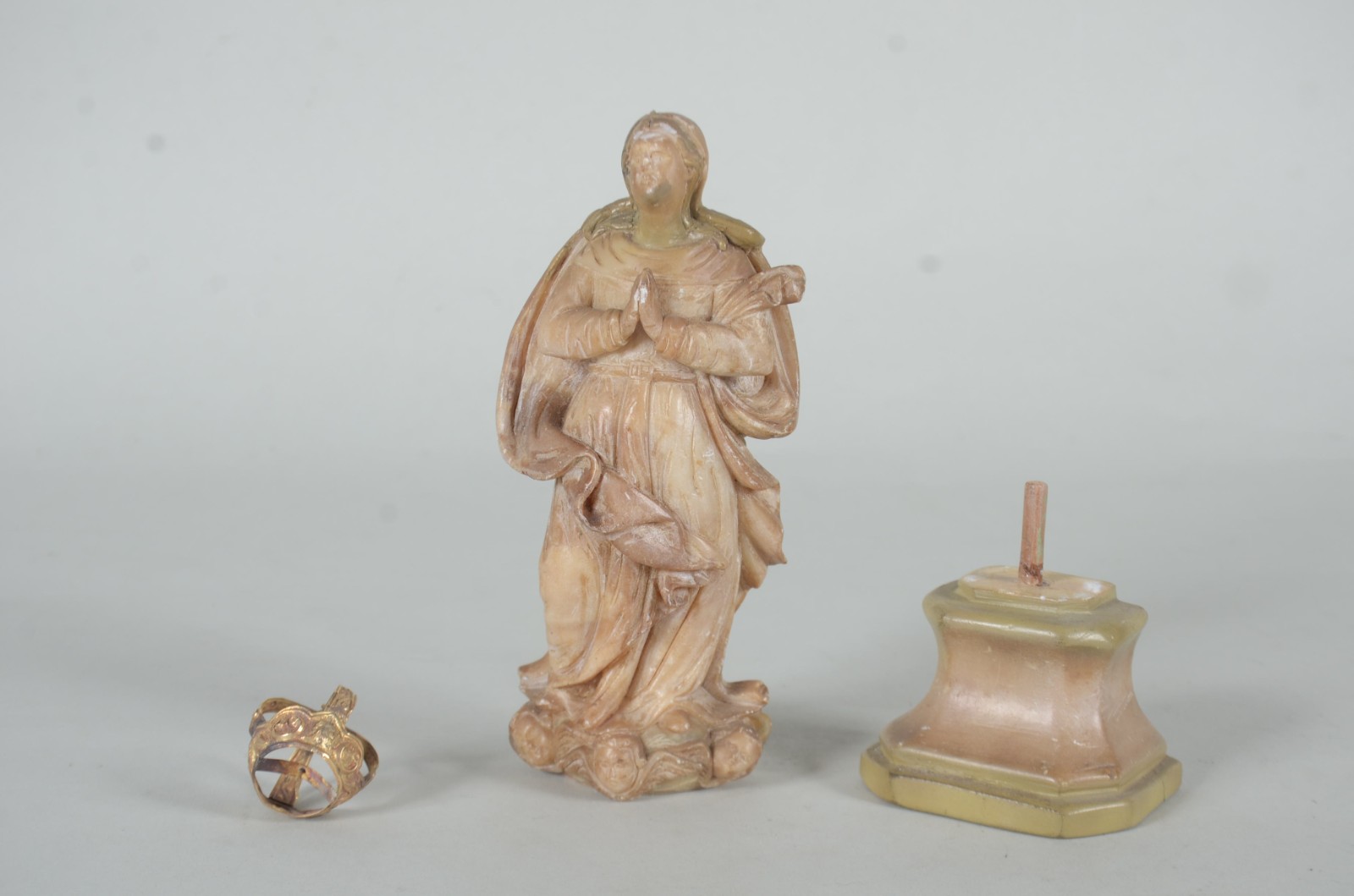 Nossa Senhora - Imagem de pedra sabão com coroa de ouro baixo. Com... - foto 8 de 10