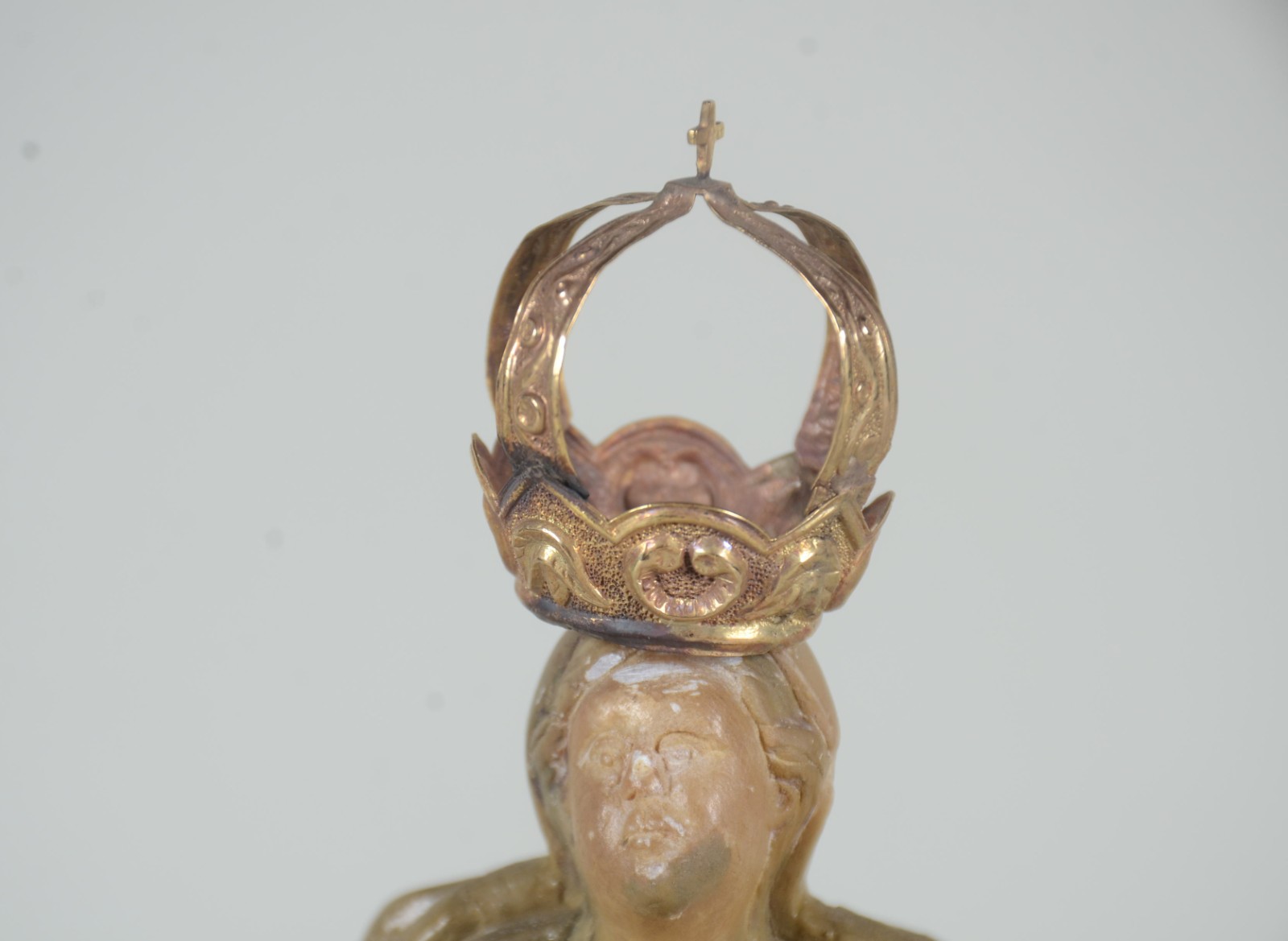 Nossa Senhora - Imagem de pedra sabão com coroa de ouro baixo. Com... - foto 9 de 10
