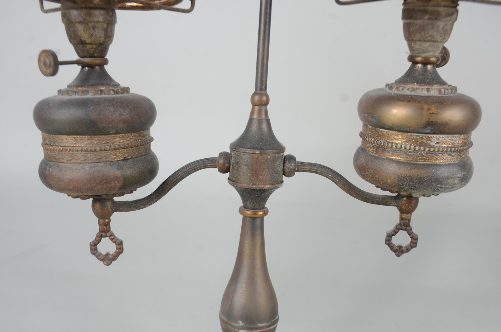 Luminária de metal para 2 luzes com cúpulas de vidro de cor âmbar... - foto 4 de 8