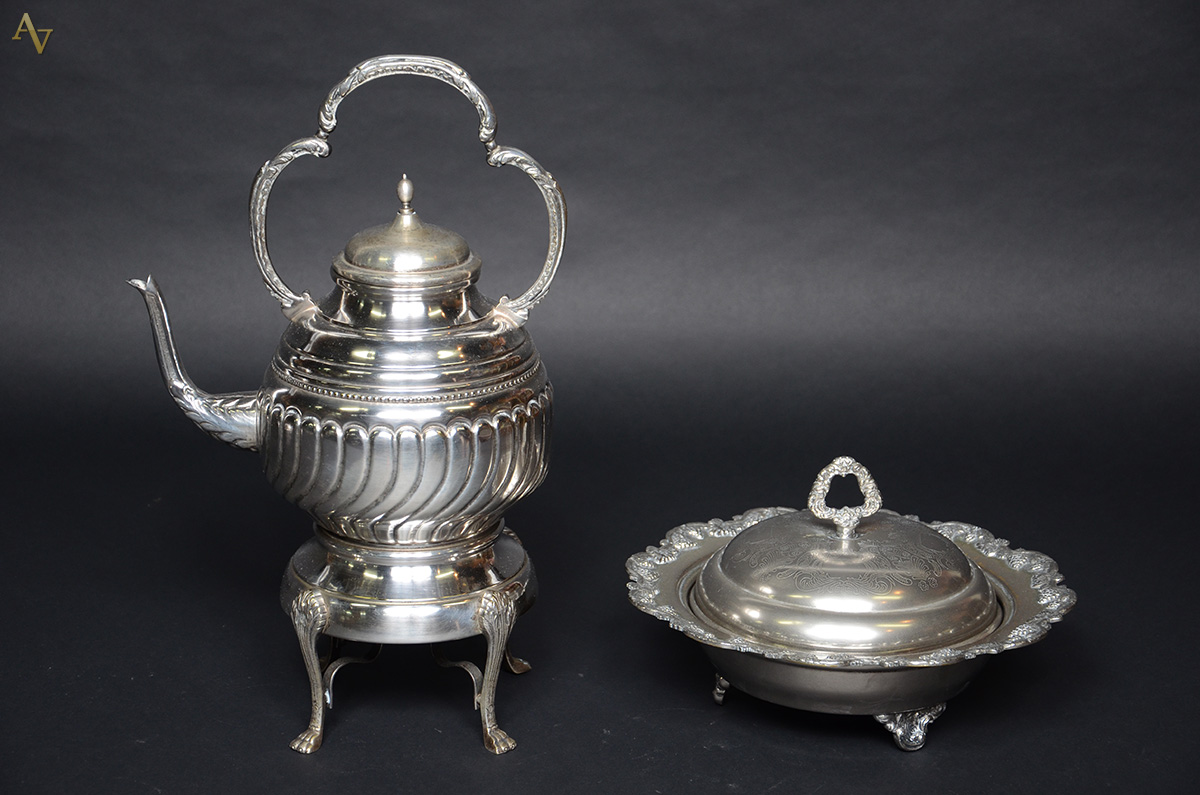 Duas peças de metal prateado, sendo samovar (altura 42 cm - faltando...