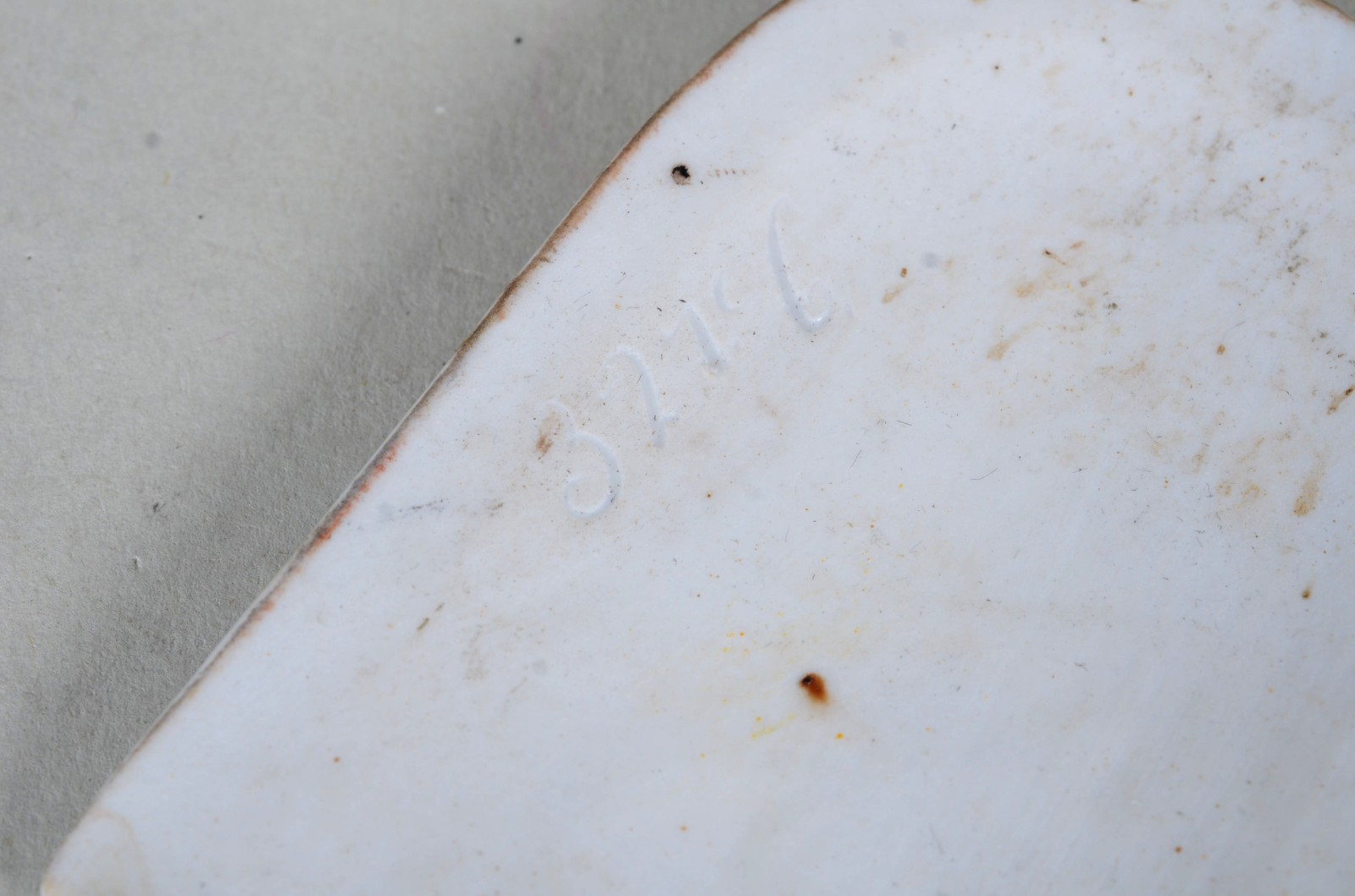 Oratório de viagem - Placa de porcelana decorada com motivo sacro em... - foto 10 de 11