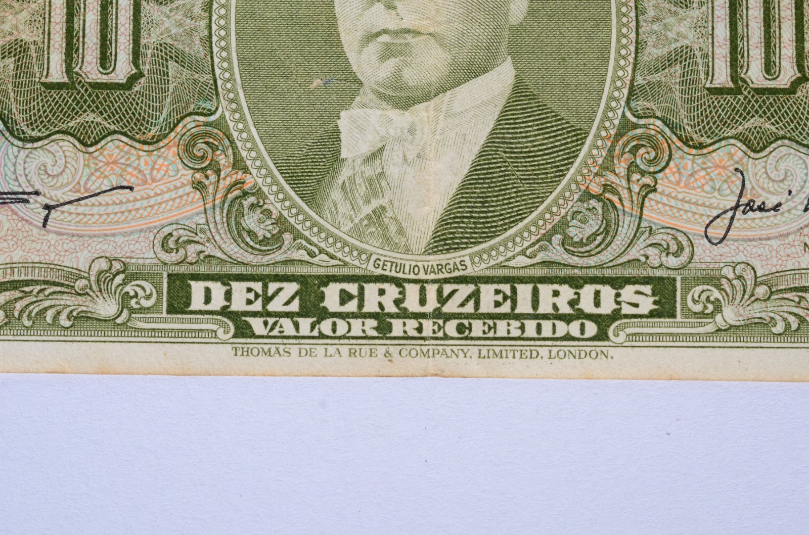 Nota de dez cruzeiros, com assinaturas dos jogadores de futebol. - foto 5 de 8