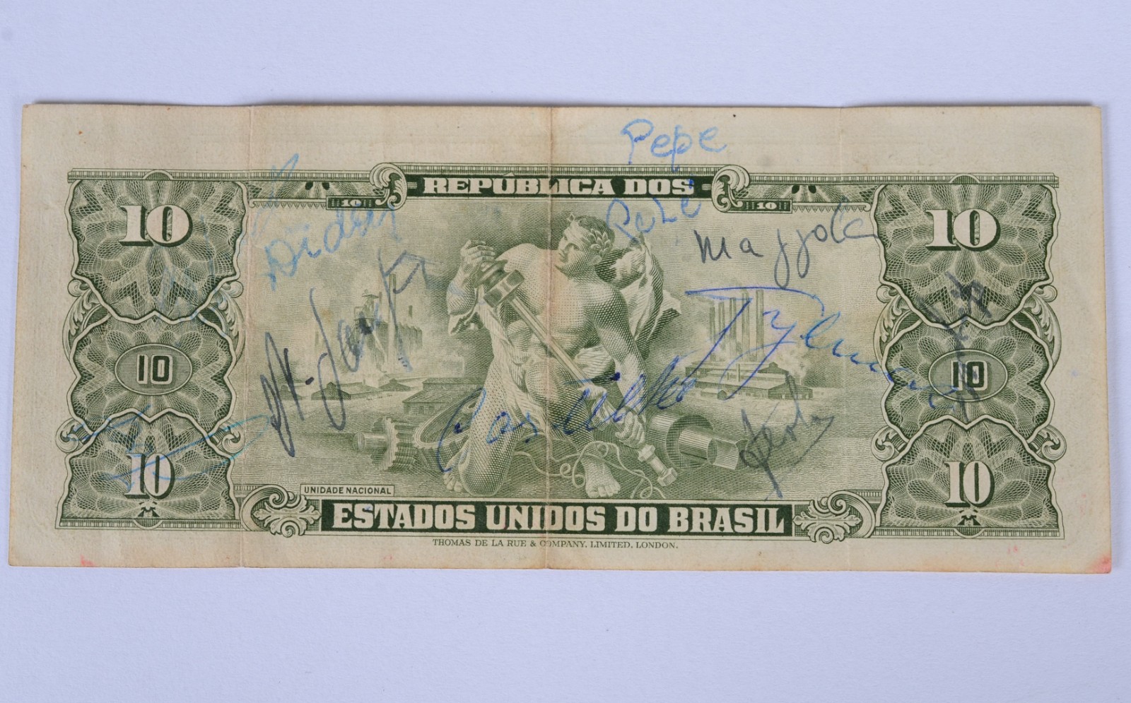 Nota de dez cruzeiros, com assinaturas dos jogadores de futebol. - foto 6 de 8